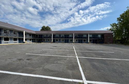 Cartersville Hotel | Crown Inn