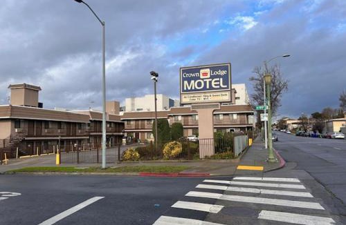 Oakland Hotel | Crown Lodge Motel