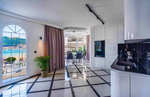 San Sebastian Centro Apartment | Crown of La Concha Beach by DonosRent