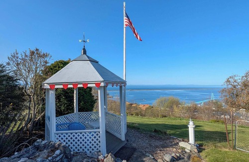 Port Angeles House | Crows Nest Charming Vintage Retreat, Harbor View