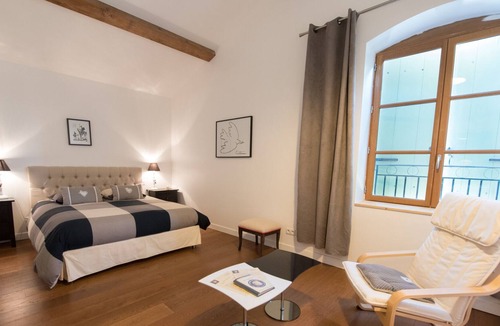 Ouveillan House | Crusade family suite