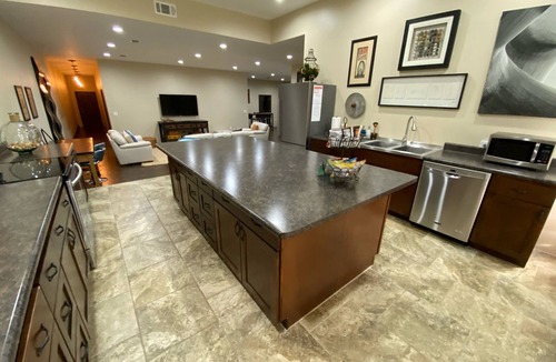 Abilene House | Crusoe Peeps- 3 KING/1 Queen Weekly tidy up! 3,000 sq ft