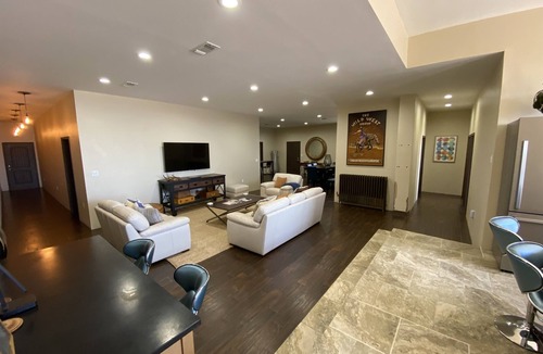 Abilene House | Crusoe Peeps- 3 KING/1 Queen Weekly tidy up! 3,000 sq ft