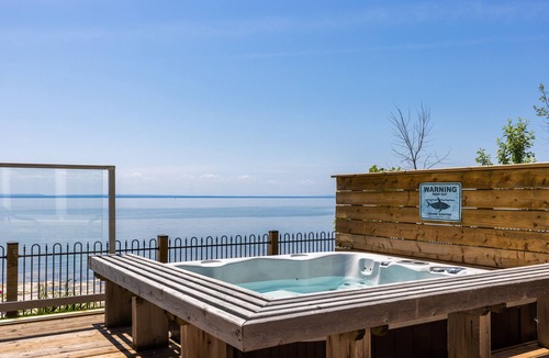 Crystal Beach Cottage | Crystal Beach Private Water Front-5mins from Bay Beach