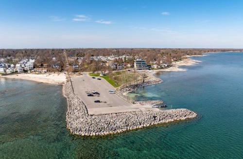 Crystal Beach House | Crystal Beach Stunning Waterfront Stay with Fire Pit