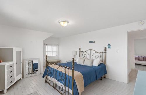 Crystal Beach House | Crystal Beach Stunning Waterfront Stay with Fire Pit