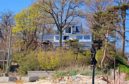 Ontario House | Crystal Beach Waterfront Cottage - Sunset Views!