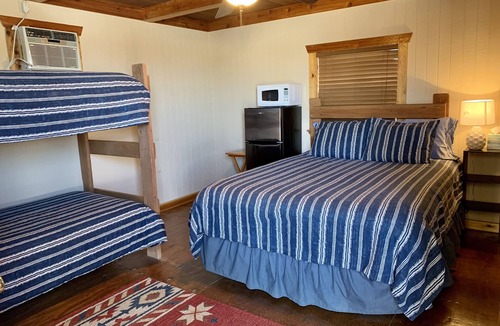 Dimmit County Cabin | Crystal cabin. Comfortable quiet cabin 8 miles outside Carrizo Springs.
