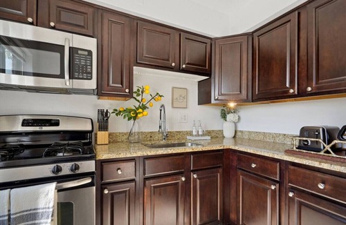 Aurora Highlands Apartment | Crystal City Charm/Free Parking