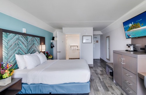 Pine Knoll Shores Hotel | Crystal Coast Oceanfront Hotel