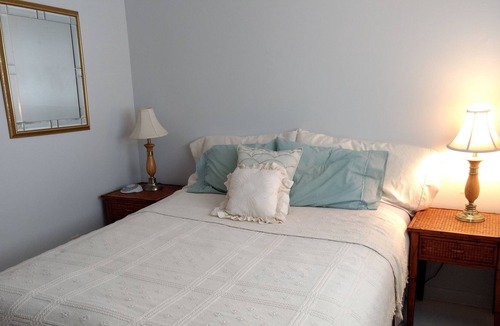 Putnam Hall Apartment | Crystal Lake Rental