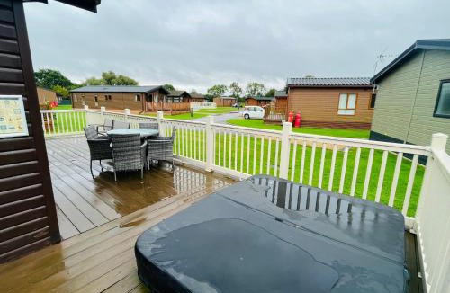 Malton House | Crystal Lodge with Hot Tub
