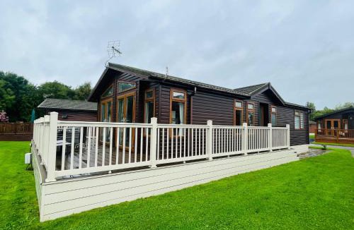 Malton House | Crystal Lodge with Hot Tub