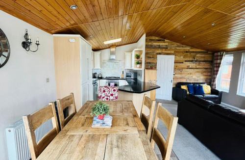 Malton House | Crystal Lodge with Hot Tub