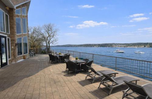 Osage Beach House | Crystal Palm Lakefront Luxury Home 6 Bed and 5 Bath
