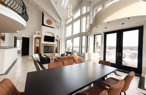 Osage Beach House | Crystal Palm Lakefront Luxury Home 6 Bed and 5 Bath