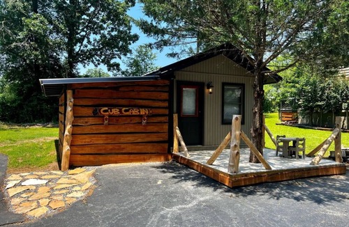 Hot Springs Cabin | Cub Cabin Bunkhouse - Tiny Home Vibes