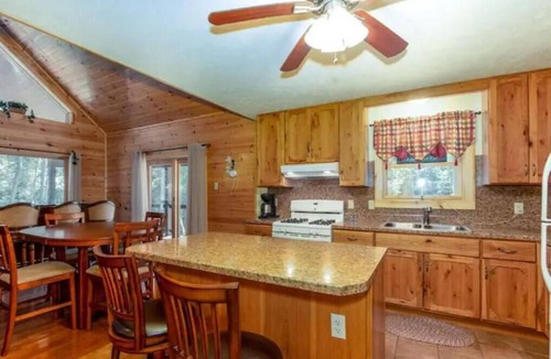 Clearfield Cabin | Cub Cabin @ The Bear's Den