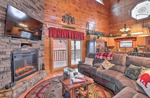Sevierville Cabin | 'Cubbie’s Cabin' w/Hot Tub ~ 7 Mi to Dollywood!