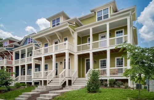 Lakewood House | Cumberland Emerald - Walk to Dining