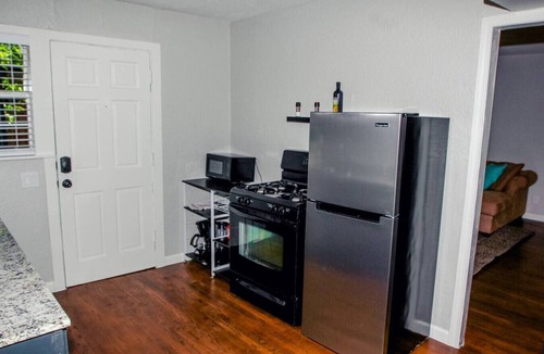 Kessler Apartment | Curated Local Art Retreat, Steps from Bishop Arts