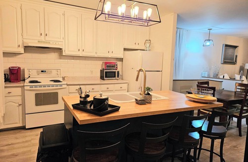 Deseronto Apartment | Curby 2-bedroom apartment is warm and comfortable in Deseronto