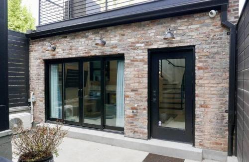 Shaw House | Curious Carriage Rooftop in Shaw