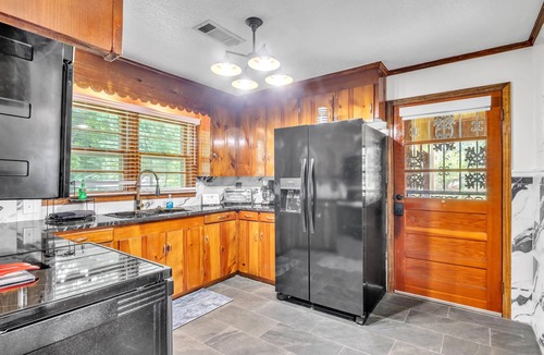 Starkville House | Cushman Ct, 2BR, Walk to dining/shopping