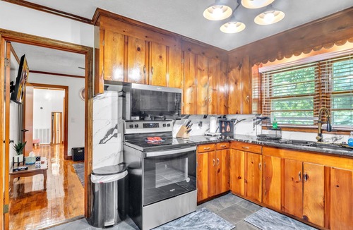 Starkville House | Cushman Ct, 2BR, Walk to dining/shopping