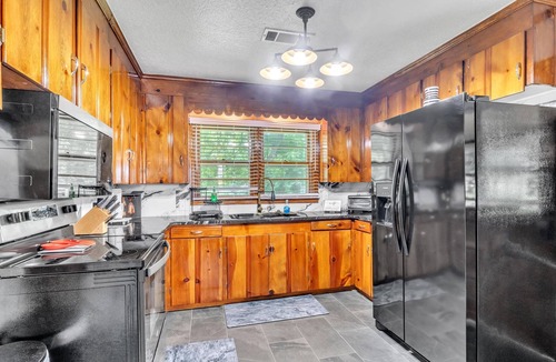 Starkville House | Cushman Ct, 2BR, Walk to dining/shopping