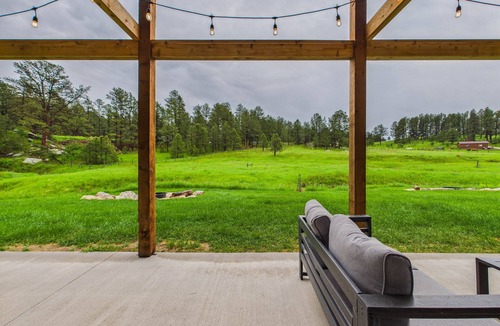 Custer House | Custer's Retreat - 2 BD Cabin