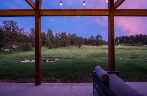 Custer House | Custer's Retreat - 2 BD Cabin