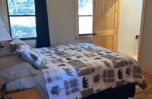 Eminence Cabin | Custom 3-bedroom lodge with AC, WiFi in wonderful Eminence