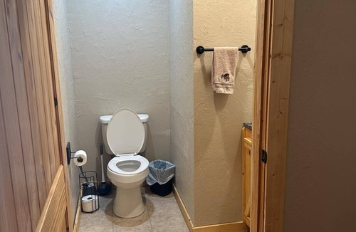Eminence Cabin | Custom 3-bedroom lodge with AC, WiFi in wonderful Eminence
