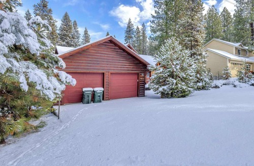 Oregon Water Wonderland Cabin | Custom Built Log Cabin Deschutes River, floating