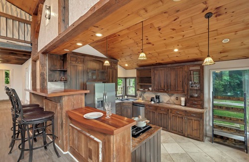 Tomball Cabin | Custom Cabin - King Bed - Balcony Views - 8-Acre Escape