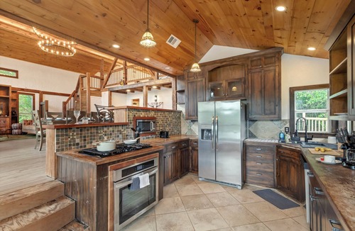 Tomball Cabin | Custom Cabin - King Bed - Balcony Views - 8-Acre Escape
