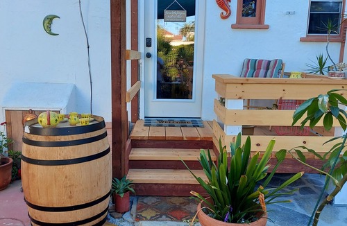 South Wrigley House | Custom designed bedroom & bath. Easy metro to SoFi & crypto/sm dog ok w fee