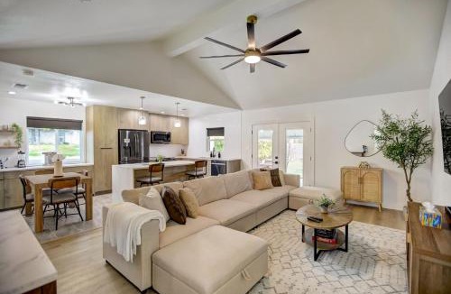 North Austin Civic Association House | Custom Designer Home. Sleeps 9. Close to domain Q2
