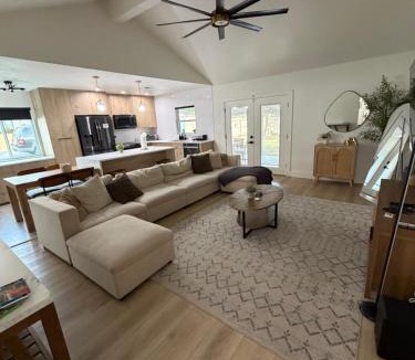 North Austin Civic Association House | Custom Designer Home. Sleeps 9. Close to domain Q2