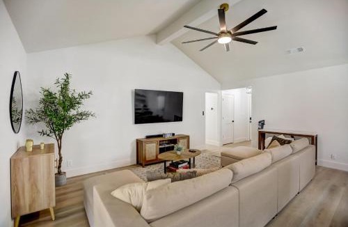 North Austin Civic Association House | Custom Designer Home. Sleeps 9. Close to domain Q2