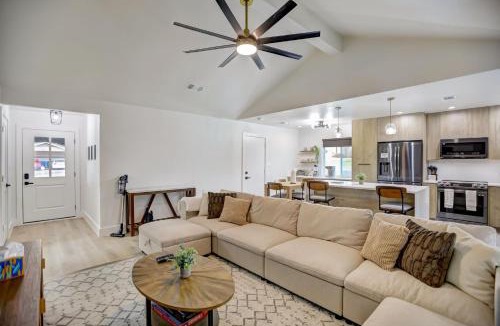 North Austin Civic Association House | Custom Designer Home. Sleeps 9. Close to domain Q2