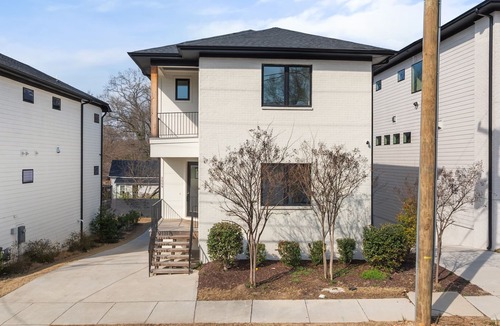 East Durham House | Custom Home Near Duke~Fast WiFi & Easy Check in