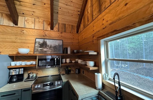 Front Royal Cabin | Custom Log Cabin Hot Tub 🐕 Friendly Close to River,Wineries,Breweries