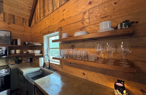 Front Royal Cabin | Custom Log Cabin Hot Tub 🐕 Friendly Close to River,Wineries,Breweries