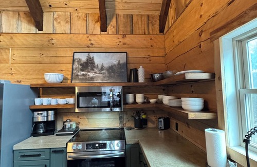 Front Royal Cabin | Custom Log Cabin Hot Tub 🐕 Friendly Close to River,Wineries,Breweries