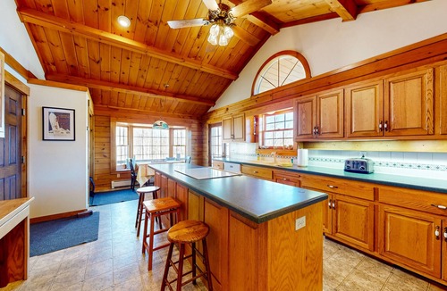 Easton House | Custom log home with enormous deck & stunning mountain views