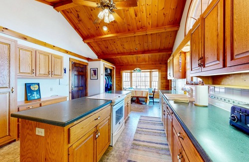 Easton House | Custom log home with enormous deck & stunning mountain views