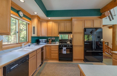 Tahoe Vista House | Custom Mountain Home, walk to park, close to Sandy Beach. EV Charger