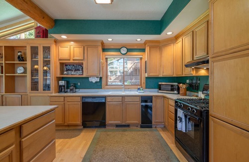 Tahoe Vista House | Custom Mountain Home, walk to park, close to Sandy Beach. EV Charger